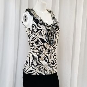 While house Black market Sleeveless shirt